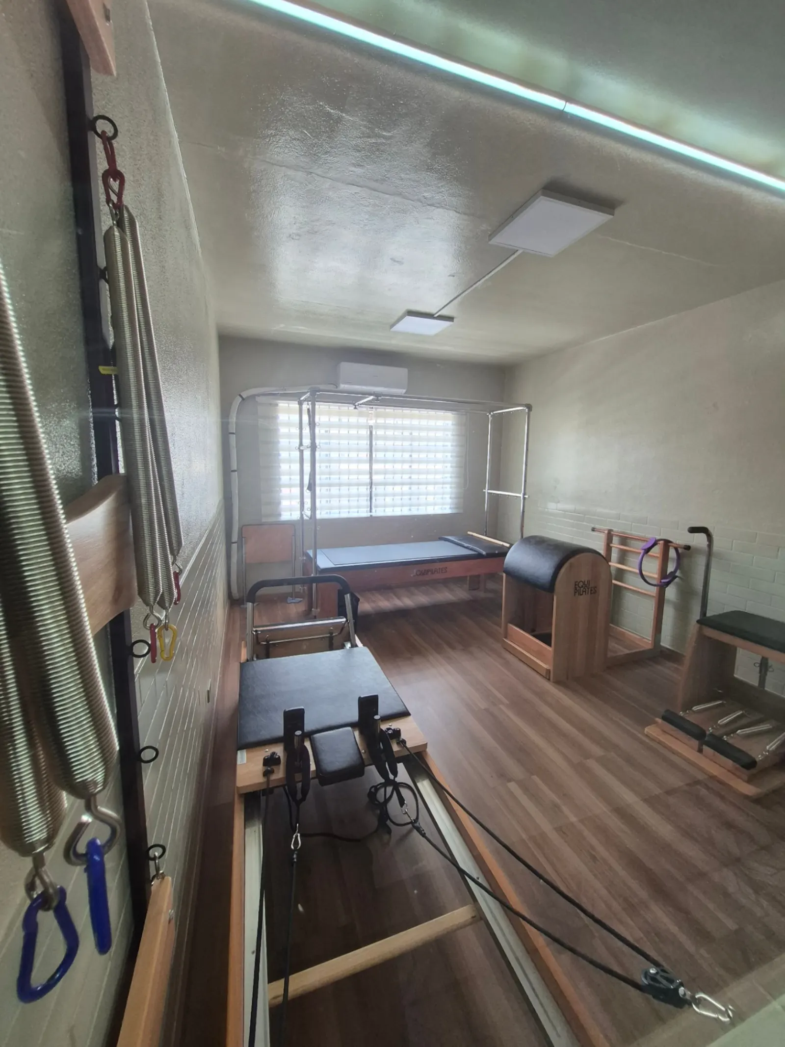 Estúdio de Pilates com aparelhos completos