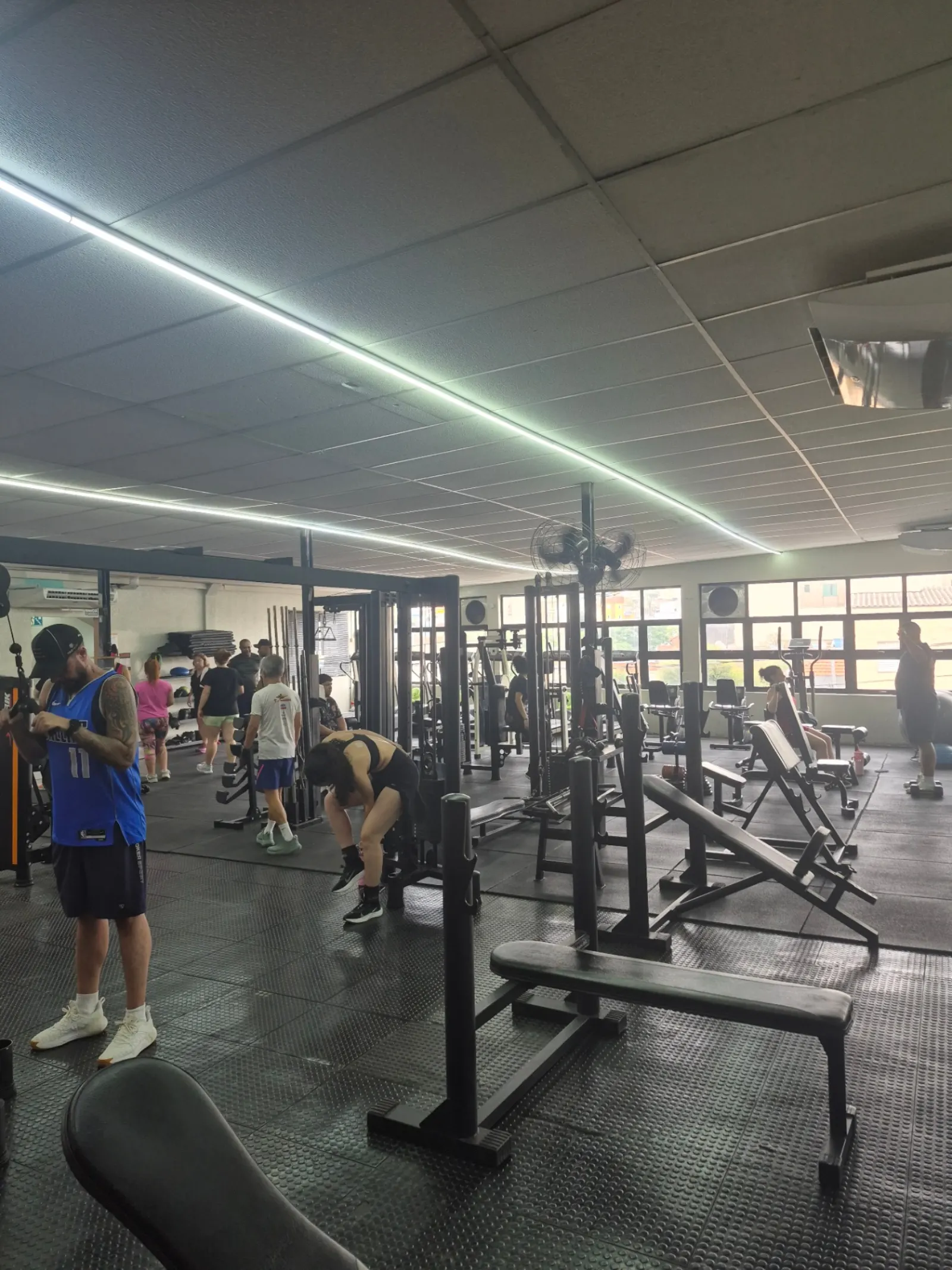 Sala de musculação ampla e iluminada