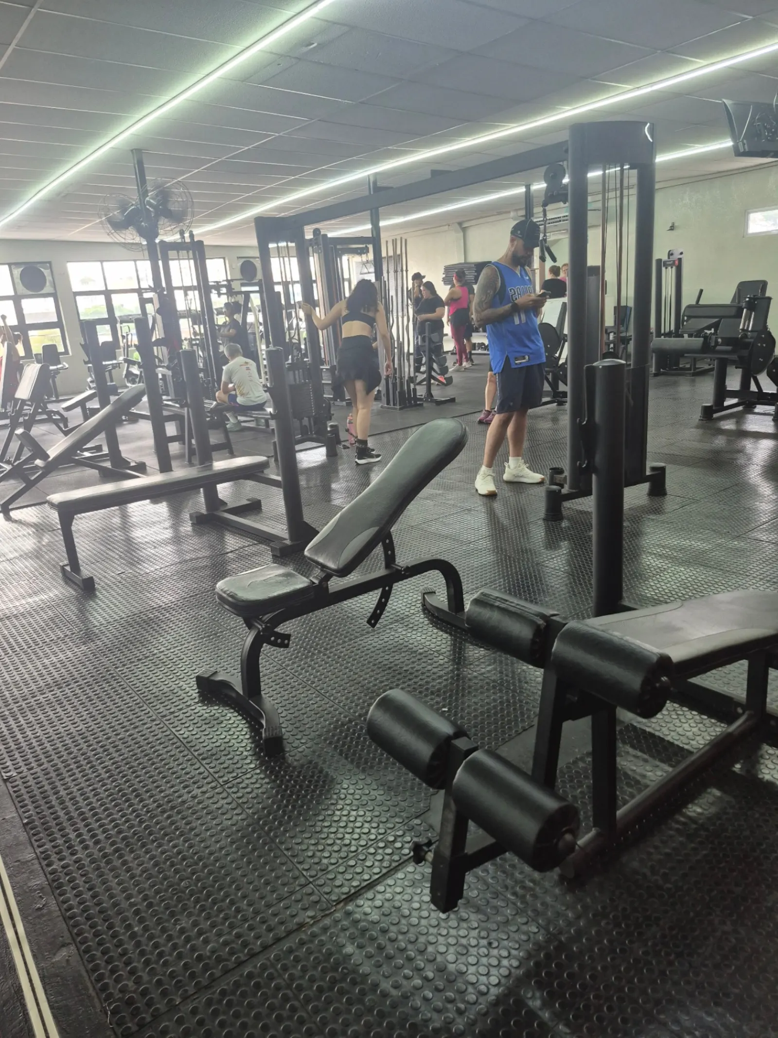 Área de musculação com equipamentos modernos