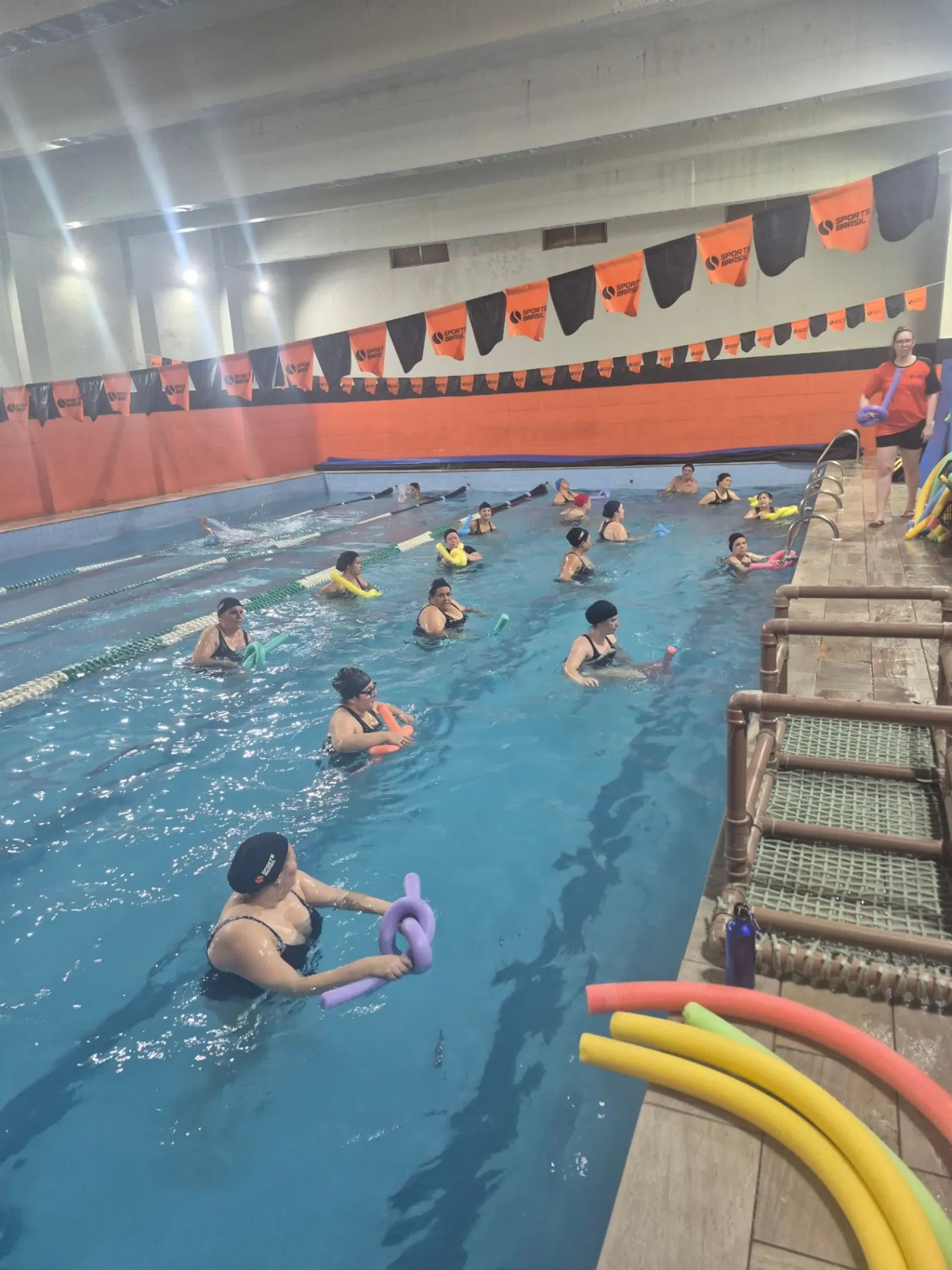 Aula de hidroginástica na piscina aquecida