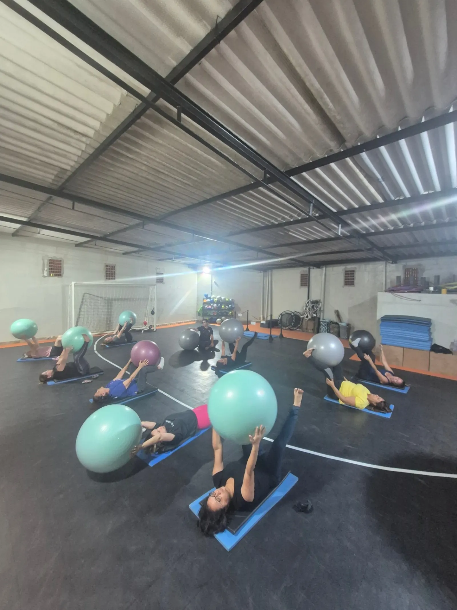 Aula de Pilates em grupo com bolas suíças